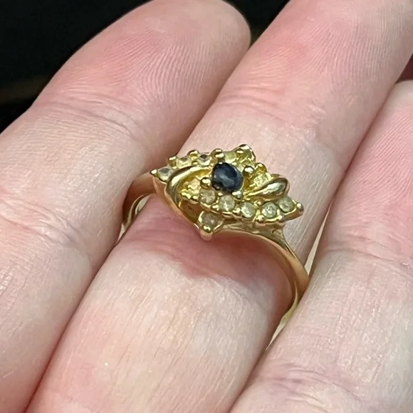 VTG Cottagecore Faux Sapphire Gold Tone Metal Costume Jewelry Size 7 3/4 Ring - Picture 3 of 8